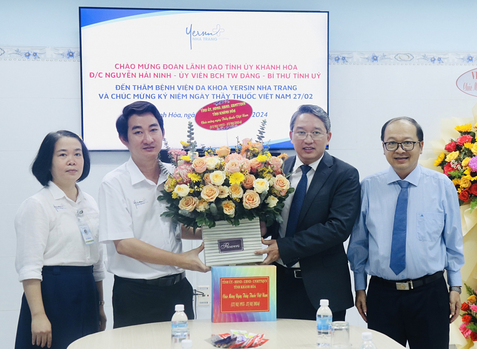 Bí thư Tỉnh ủy Nguyễn Hải Ninh tặng hoa chúc mừng cán bộ, nhân viên Bệnh viện Đa khoa Yersin Nha Trang
