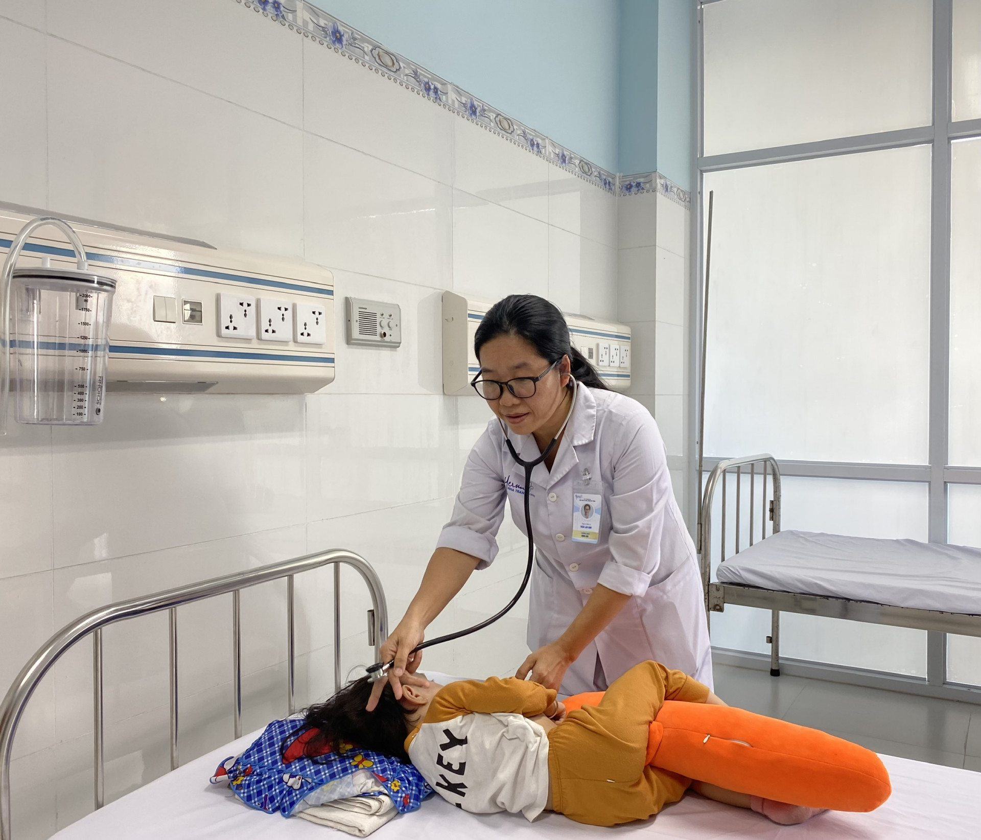 Bác  sĩ Bệnh viện Đa  khoa Yersin Nha Trang khám  cho  bệnh  nhi  điều  trị  nội trú tại bệnh  việnn