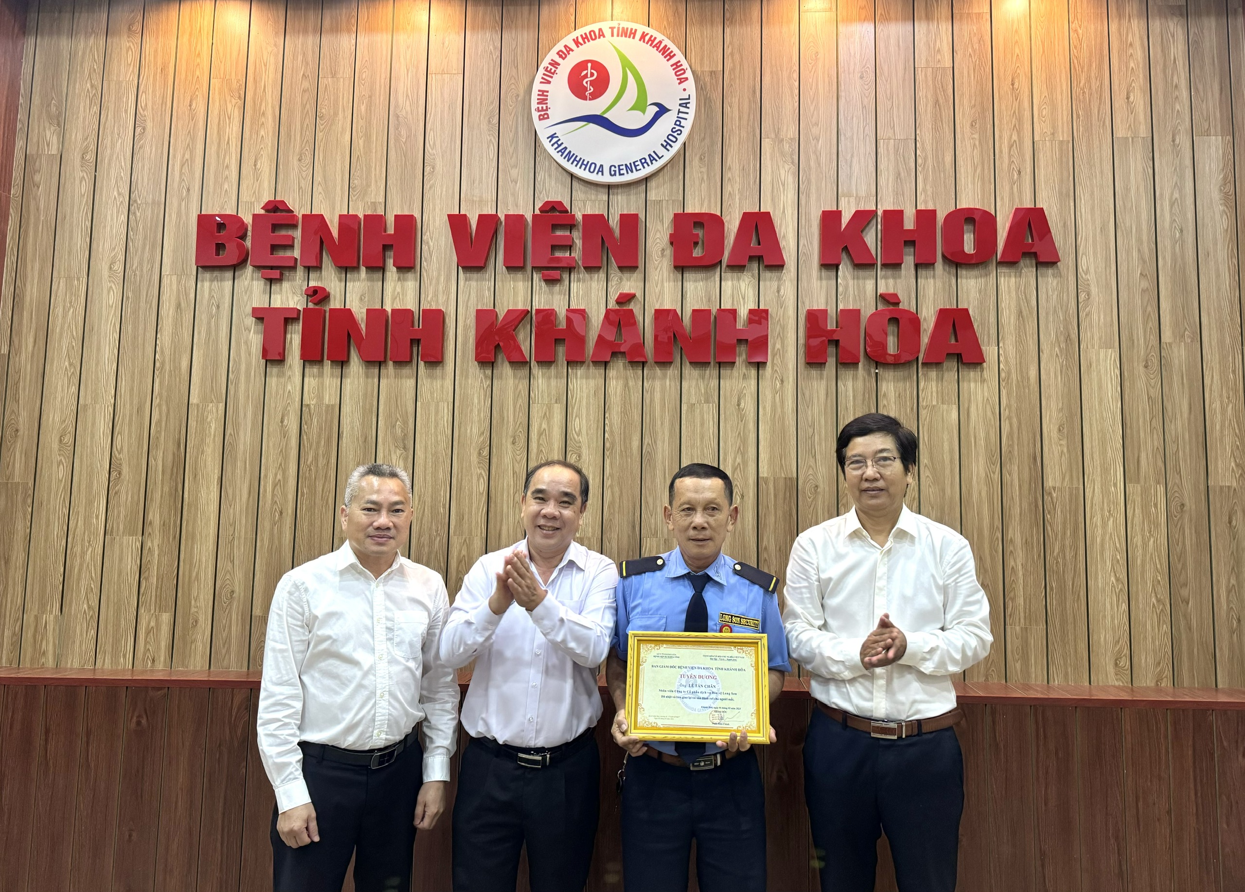 Bảo vệ Bệnh viện Đa khoa tỉnh nhặt được của rơi trả lại người đánh mất