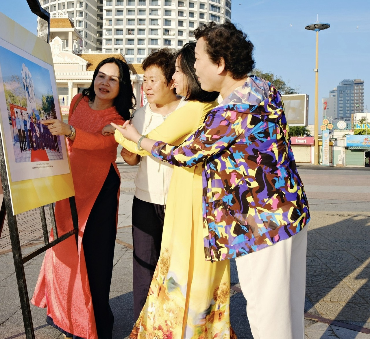 Du khách nước ngoài cùng xem triển lãm ảnh.