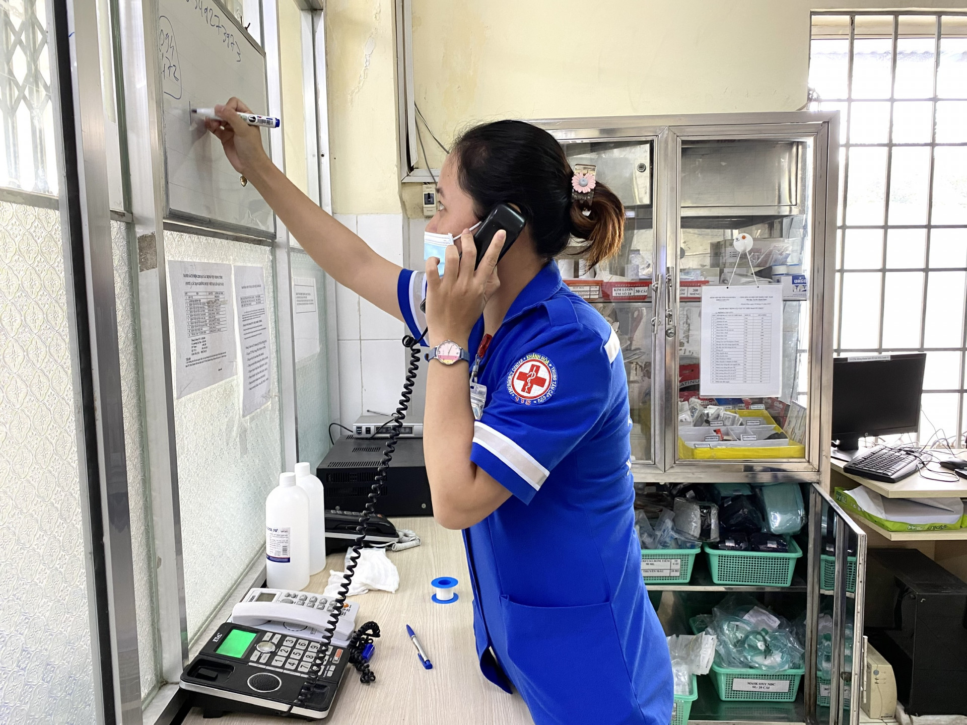 Y sĩ 
Đường Thị Huyền Trang nghe và ghi chép 
các cuộc gọi cấp cứu.