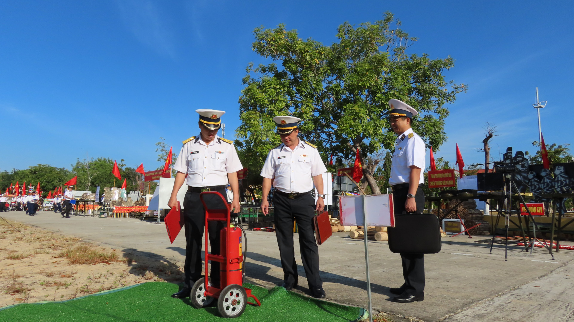 Các đại biểu tìm hiểu mô hình sáng chế thiết bị bình cứu hoả dùng trong huấn luyện của Tiểu đoàn 1038