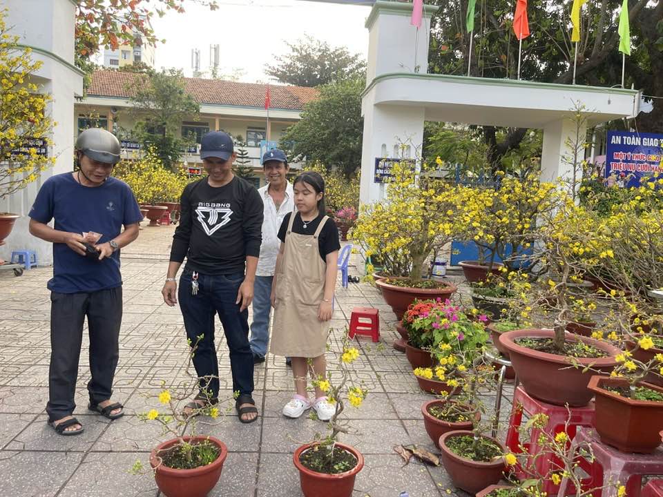 Happy flower sellers and buyer...
