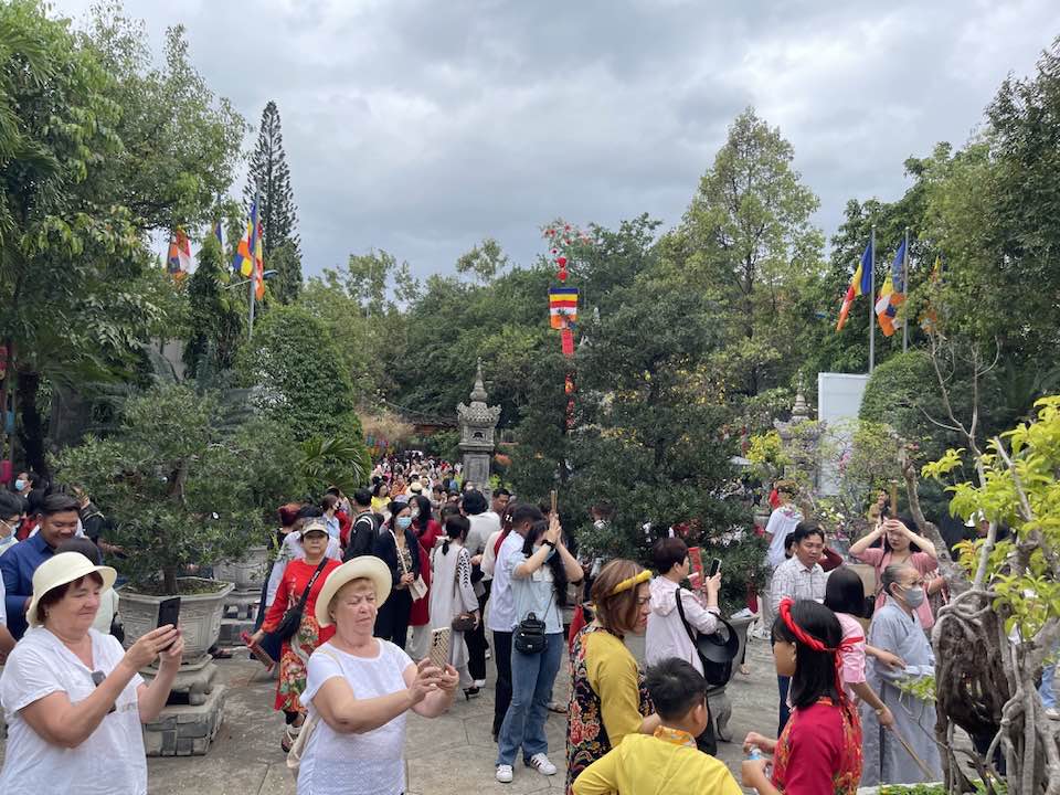 Sáng mùng 1 Tết Nguyên đán Giáp Thìn 2024, chùa Long Sơn đón 1 lượng lớn người dân và du khách đến dâng hương, tham quan

