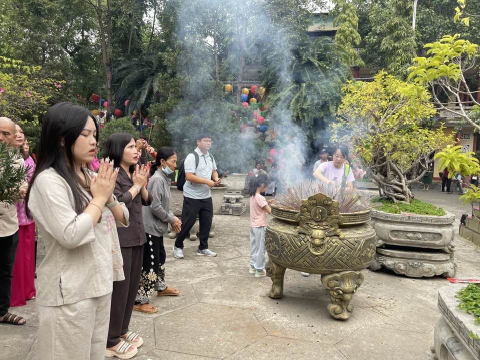 Người dân và du khách đến dâng hương tại chùa Long Sơn 


