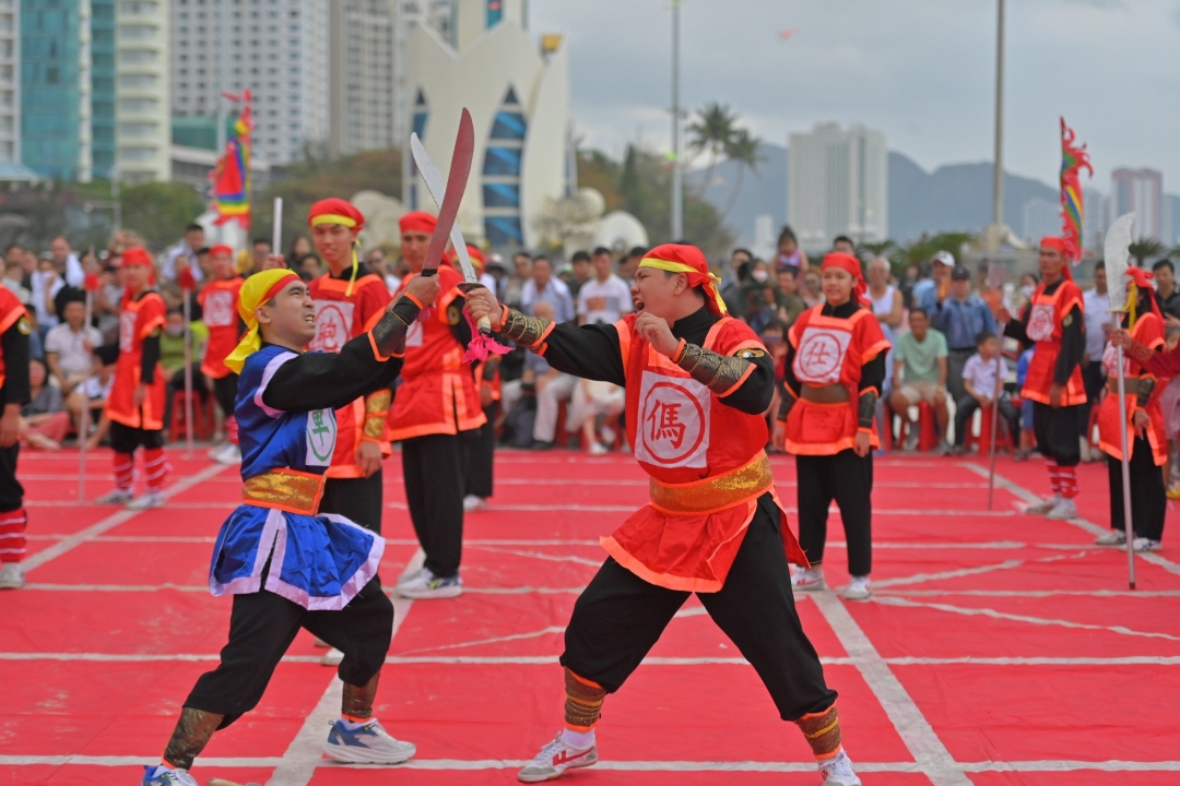 Một màn biểu diễn đánh võ đẹp mắt ở hội thi cờ người đầu xuân Giáp Thìn 2024.
