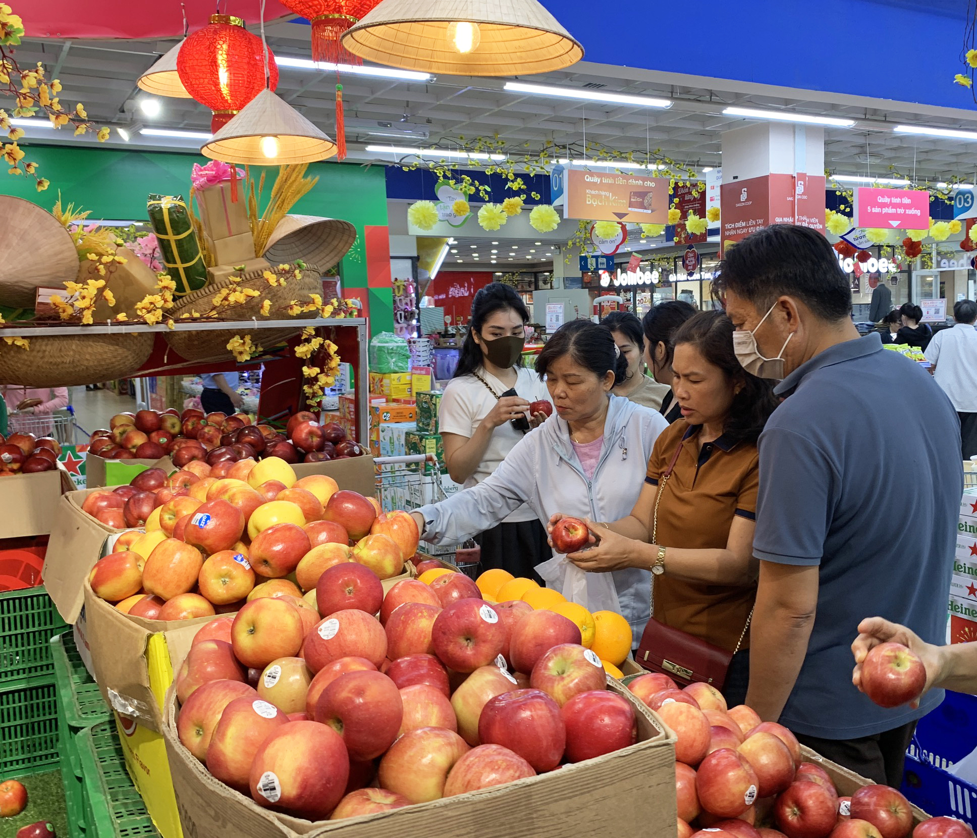 Hàng hóa Tết dồi dào, sức mua tăng