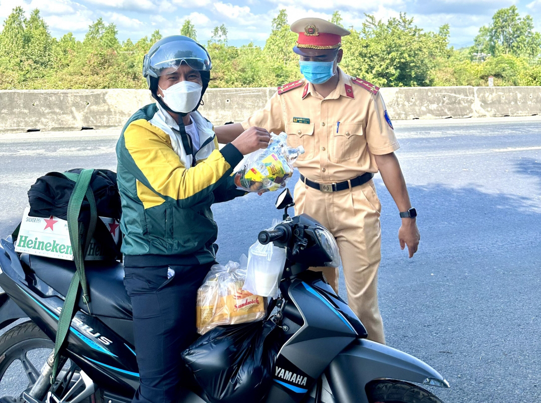 Lực lượng Cảnh sát giao thông Khánh Hòa tiếp sức cho người dân về quê ăn Tết