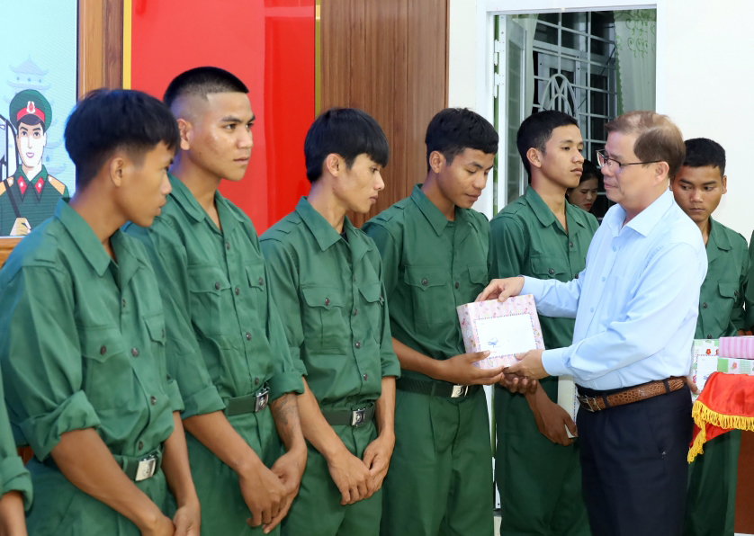 Chủ tịch UBND tỉnh Nguyễn Tấn Tuân tham dự chương trình giao lưu gặp mặt thanh niên lên đường nhập ngũ tại huyện Khánh Sơn