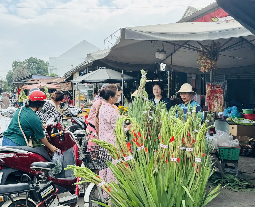 Gian hàng hoa tươi tại chợ Vĩnh Ngọc thu hút đông khách mua