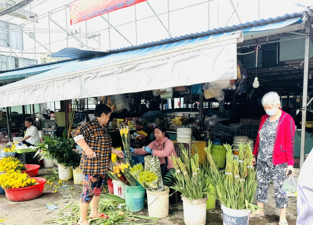 Người dân mua hoa tại chợ Phương Sơn