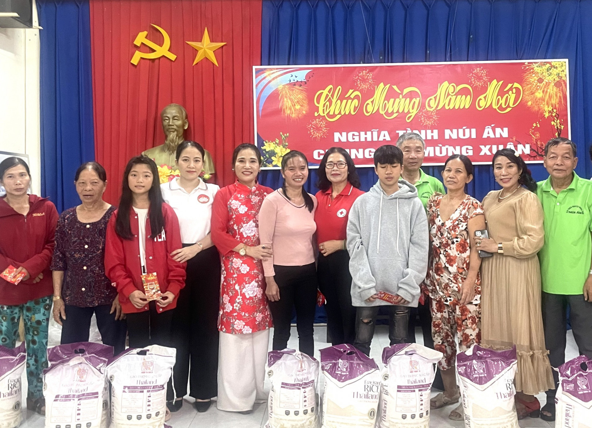 Đại diện lãnh đạo UBMTTQ Việt Nam phường Cam Nghĩa trao quà Tết cho hộ nghèo, khó khăn