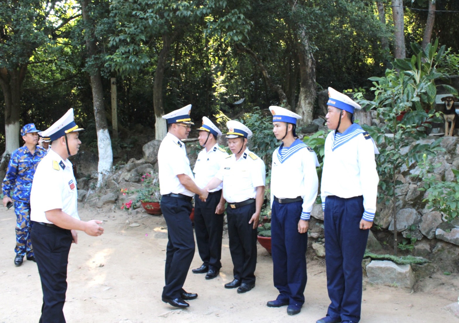 Đại tá Ngô Đình Xuyên, Phó Tư lệnh Vùng 4, Hải quân thăm hỏi tình hình của cán bộ, chiến sĩ tại điểm lẻ Hòn Rồng thuộc Tiểu đoàn 870