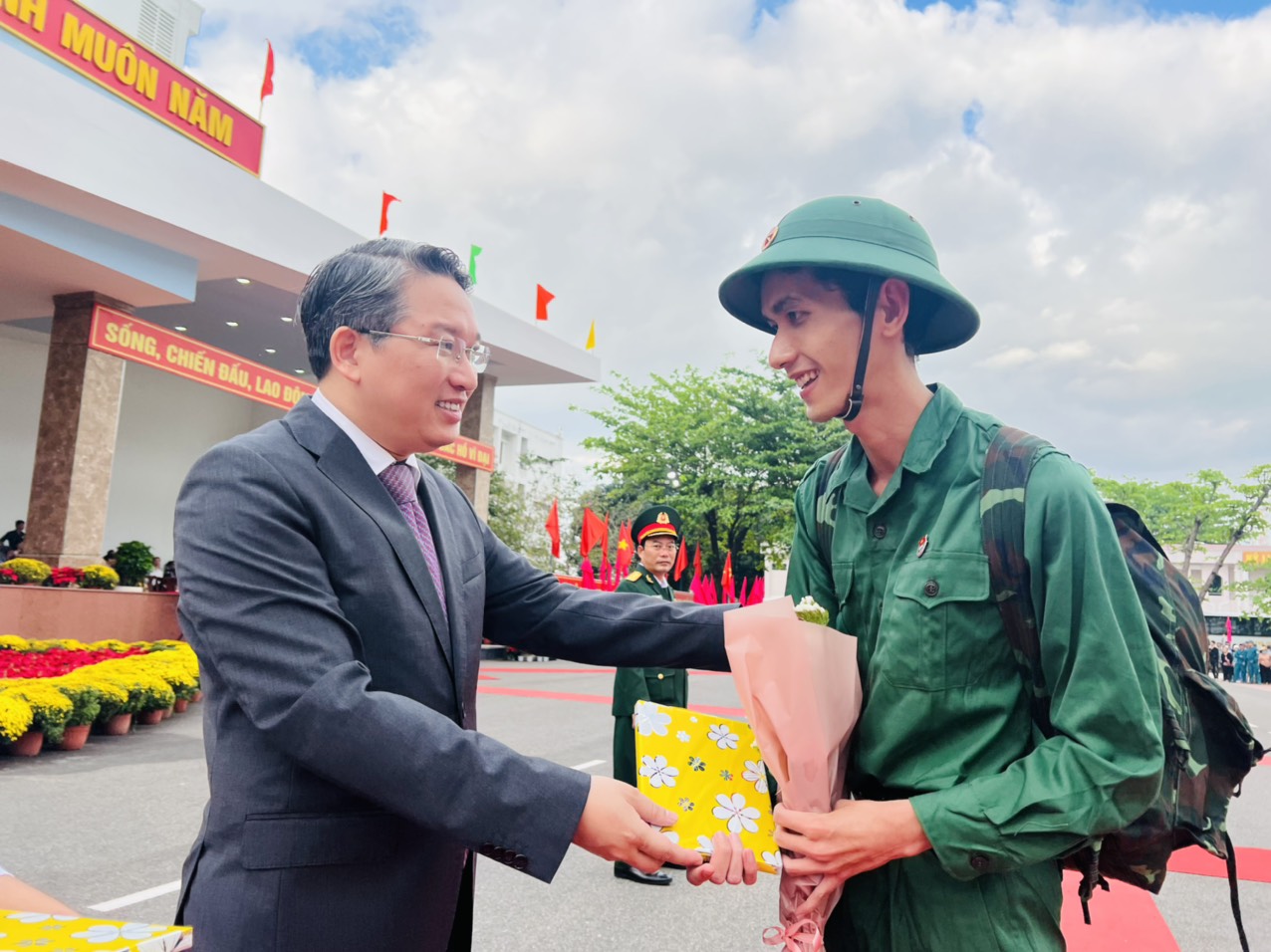 Bí thư Tỉnh uỷ Nguyễn Hải Ninh tặng quà động viên thanh niên TP. Nha Trang lên đường nhập ngũ