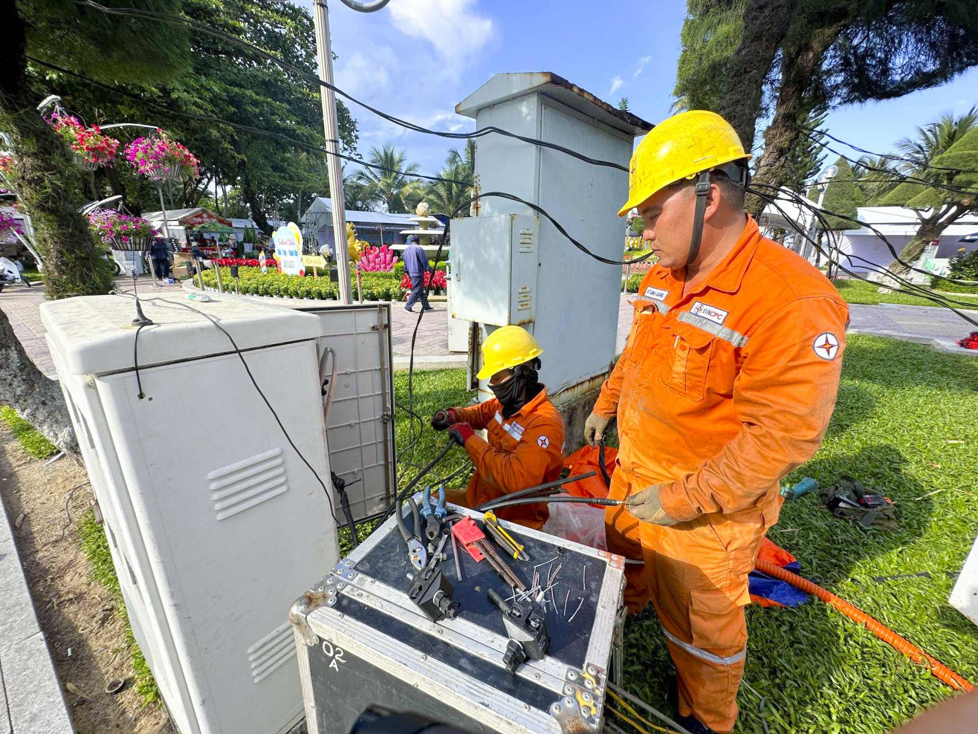 Lắp đặt Trạm biến áp lưu động để đảm bảo cung cấp điện cho các sự kiện tại Quảng trường 2 tháng 4, TP. Nha Trang.

