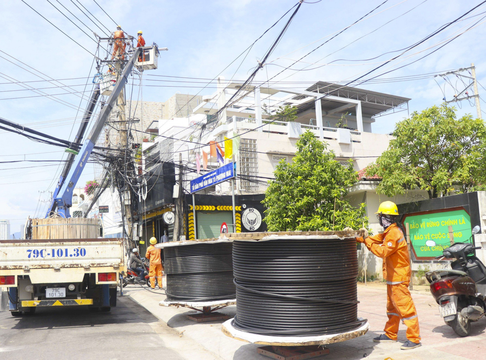Sửa chữa lưới điện trên địa bàn TP. Nha Trang.
