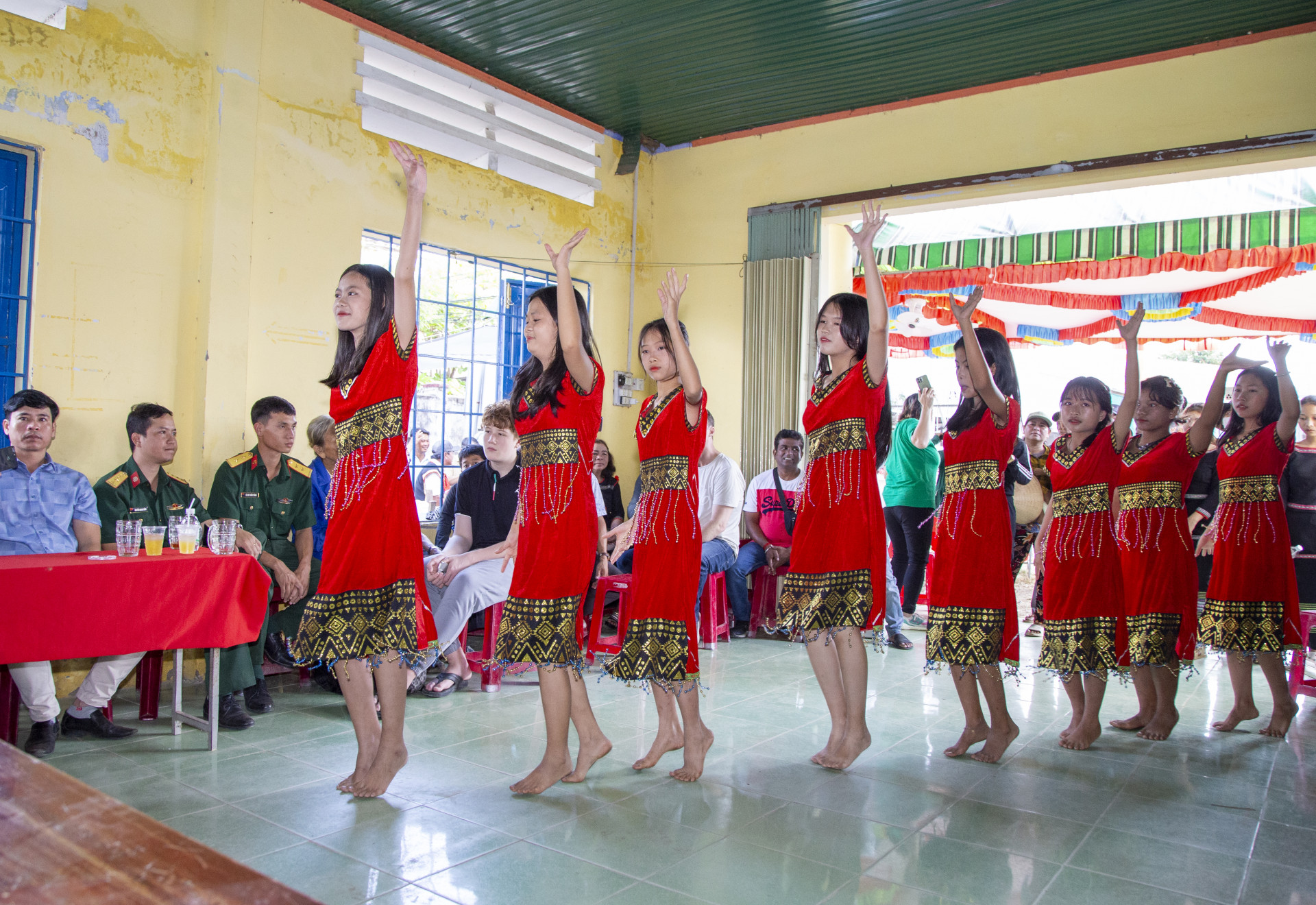 Các thiếu nữ Ê để biểu diễn điệu múa truyền thống của dân tộc mình
