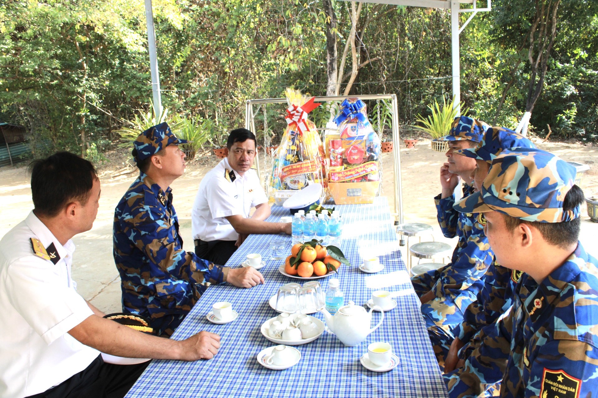 Đoàn công tác nắm tình hình công tác chuẩn bị Tết tại điểm lẻ Hòn Khô thuộc Tiểu đoàn 1038