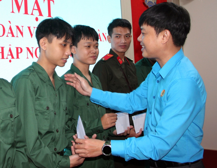 Liên đoàn Lao động tỉnh gặp mặt động viên 45 đoàn viên, con của đoàn viên lên đường nhập ngũ