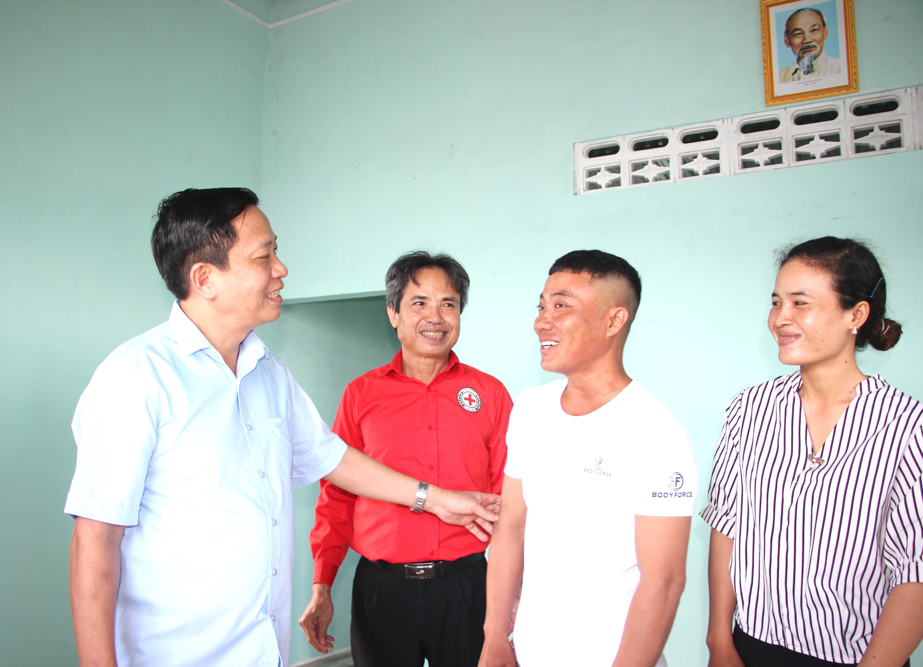 Đồng chí Hà Quốc Trị - Phó Bí thư Tỉnh ủy, Trưởng đoàn Đại biểu Quốc hội tỉnh động viên gia đình anh Mang Chương trong ngày nhận nhà mới.