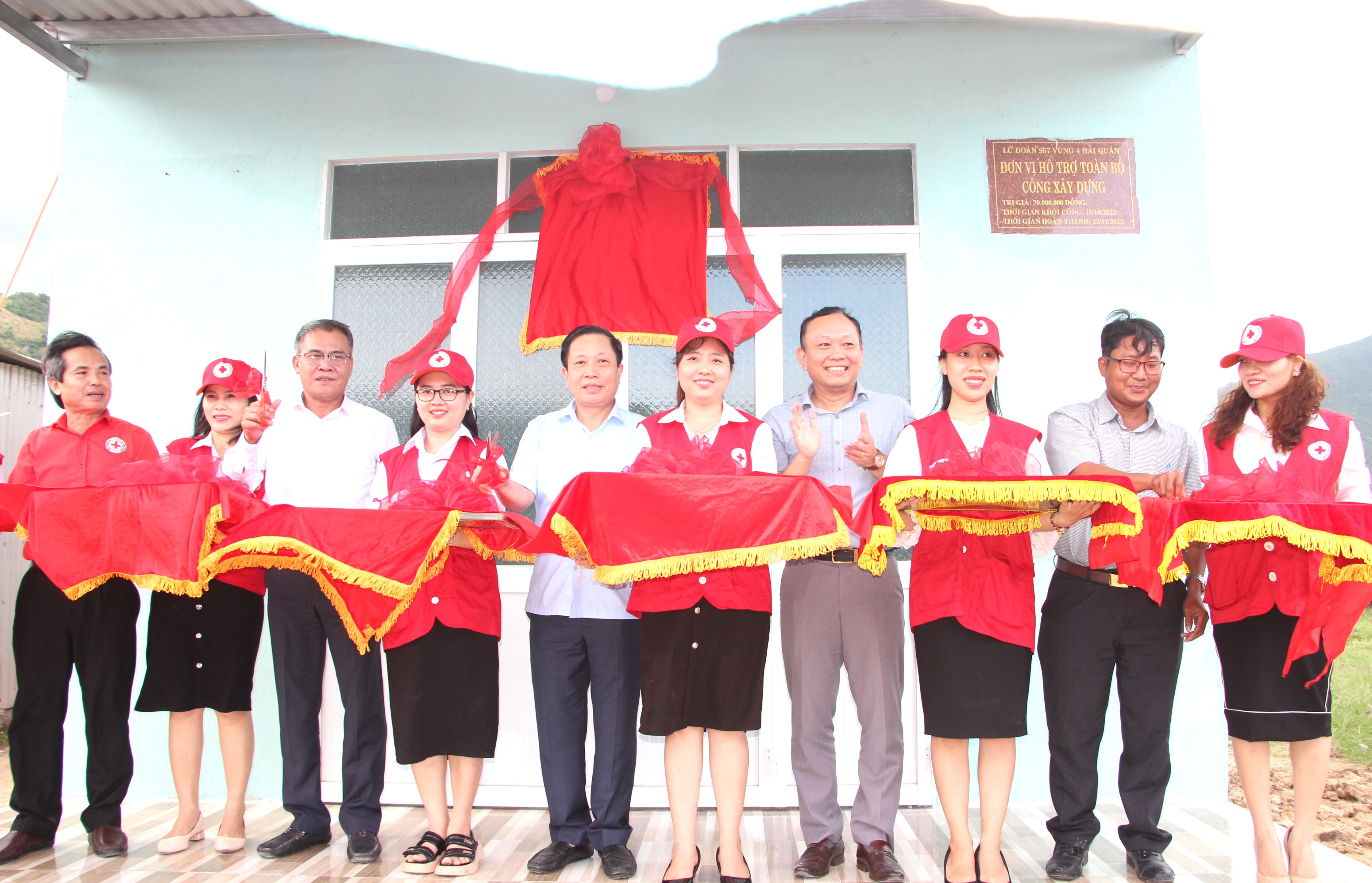 Đồng chí Hà Quốc Trị - Phó Bí thư Tỉnh ủy, Trưởng đoàn Đại biểu Quốc hội tỉnh cùng các đại biểu cắt băng bàn giao nhà mới cho các địa chỉ nhân đạo tại TP. Cam Ranh.