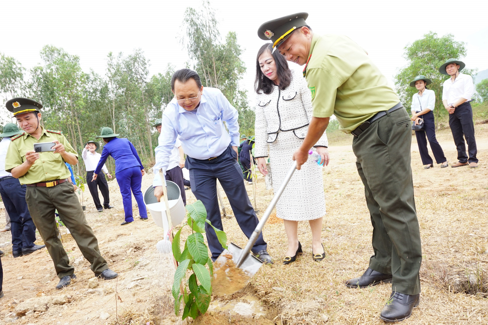 Ông Lê Hữu Hoàng - Phó Chủ tịch Thường trực UBND tỉnh tưới nước chăm sóc cây xanh mới trồng