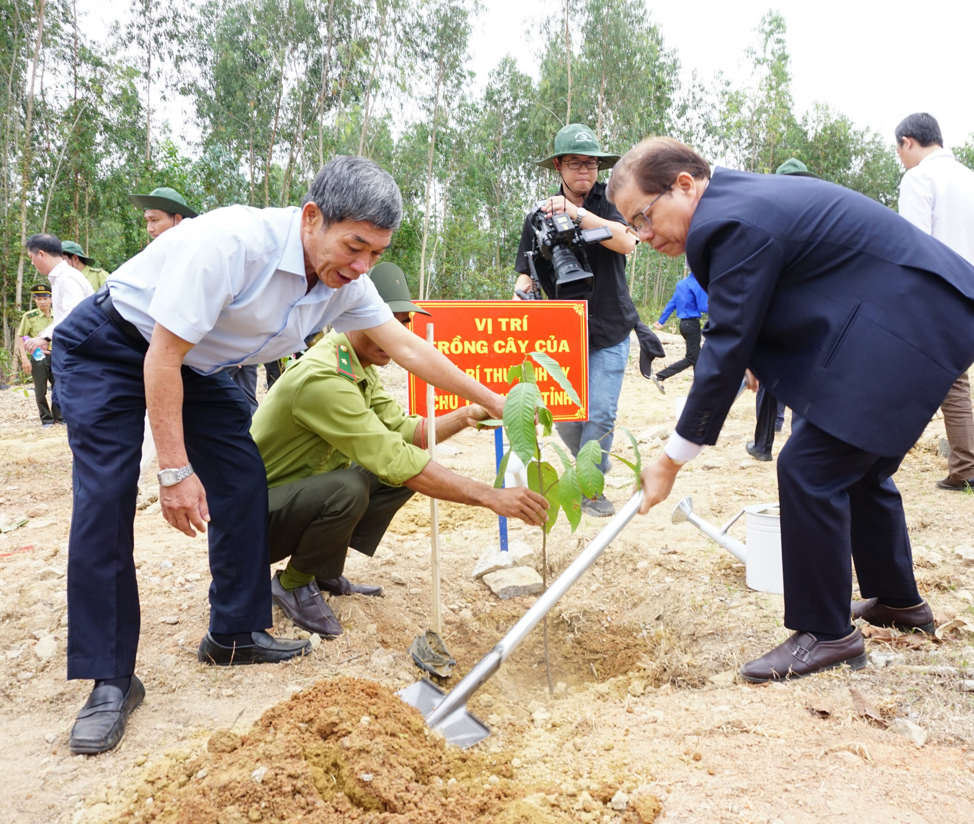 Ông Nguyễn Tấn Tuân trồng cây xanh tại lễ phát động 