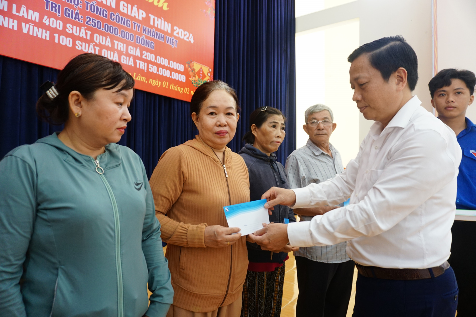 Đồng chí Hà Quốc Trị trao quà cho hộ nghèo huyện Cam Lâm