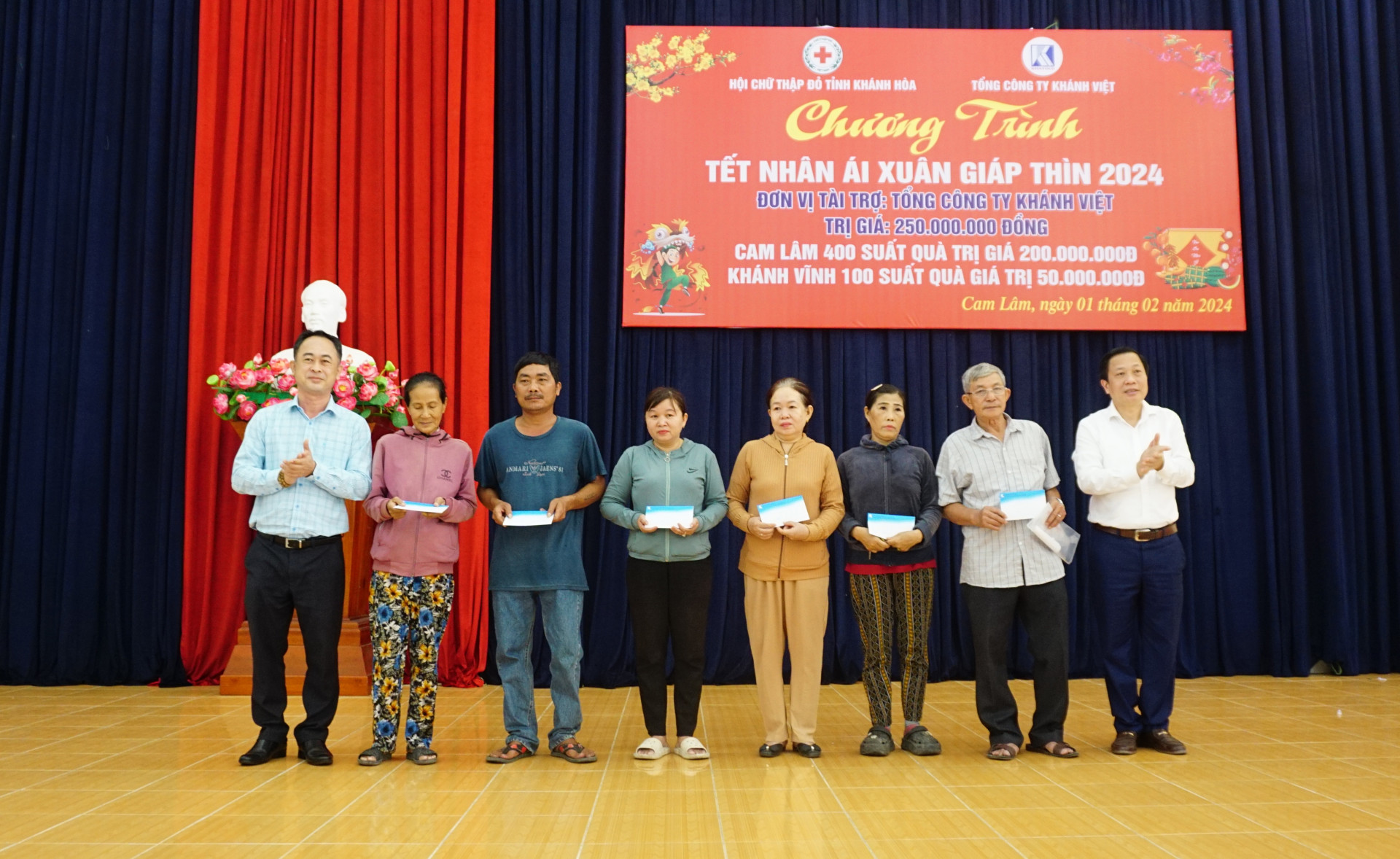 Đồng chí Hà Quốc Trị và lãnh đạo Tổng Công ty Khánh Việt trao quà cho hộ nghèo huyện Cam Lâm