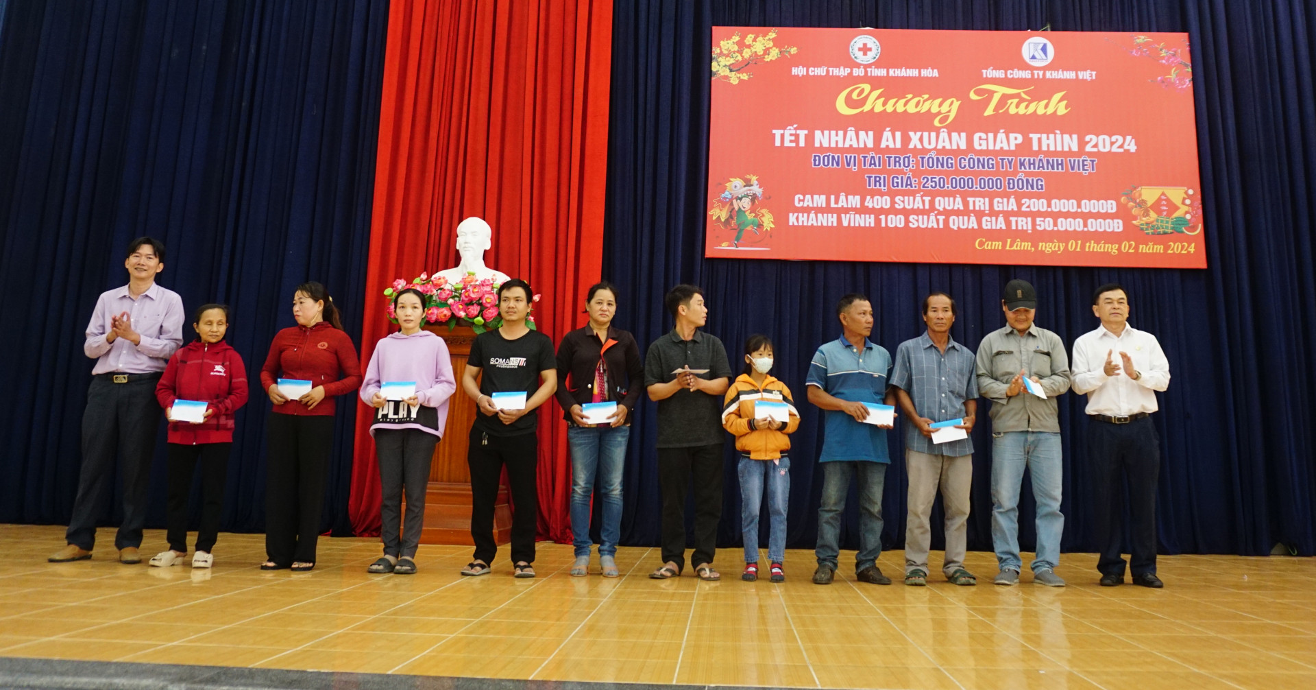 Lãnh đạo Hội Chữ thập đỏ tỉnh và đại diện Tổng Công ty Khánh Việt trao quà cho người dân