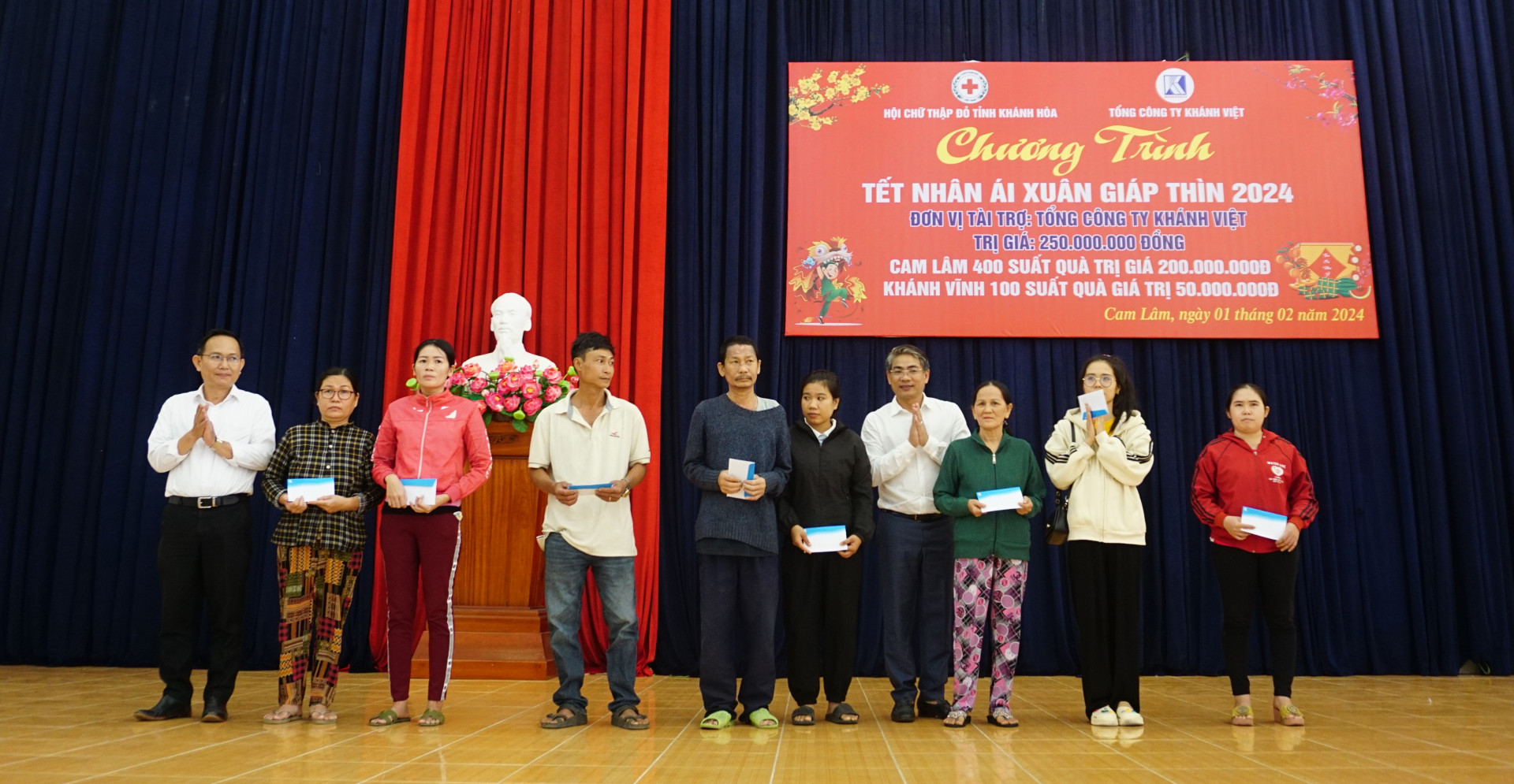 Lãnh đạo Huyện ủy Cam Lâm và đại diện Tổng công ty Khánh Việt trao quà cho người dân