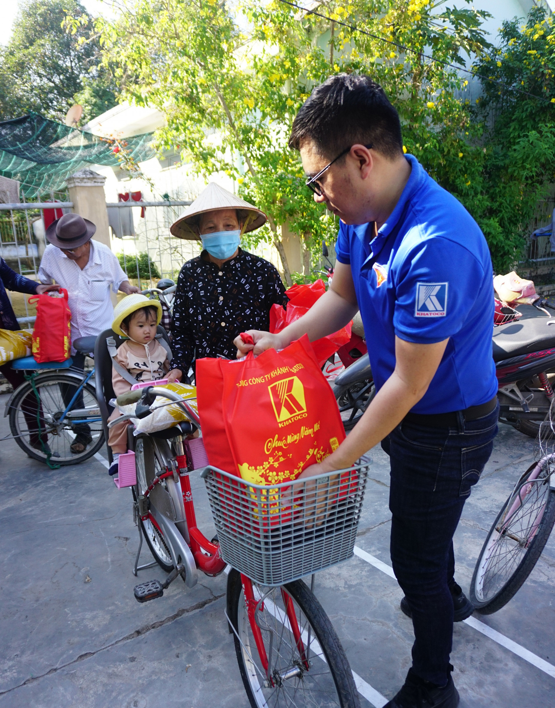 Những phần quà Tết từ chương trình đến với từng gia đình khó khăn tại xã Suối Cát