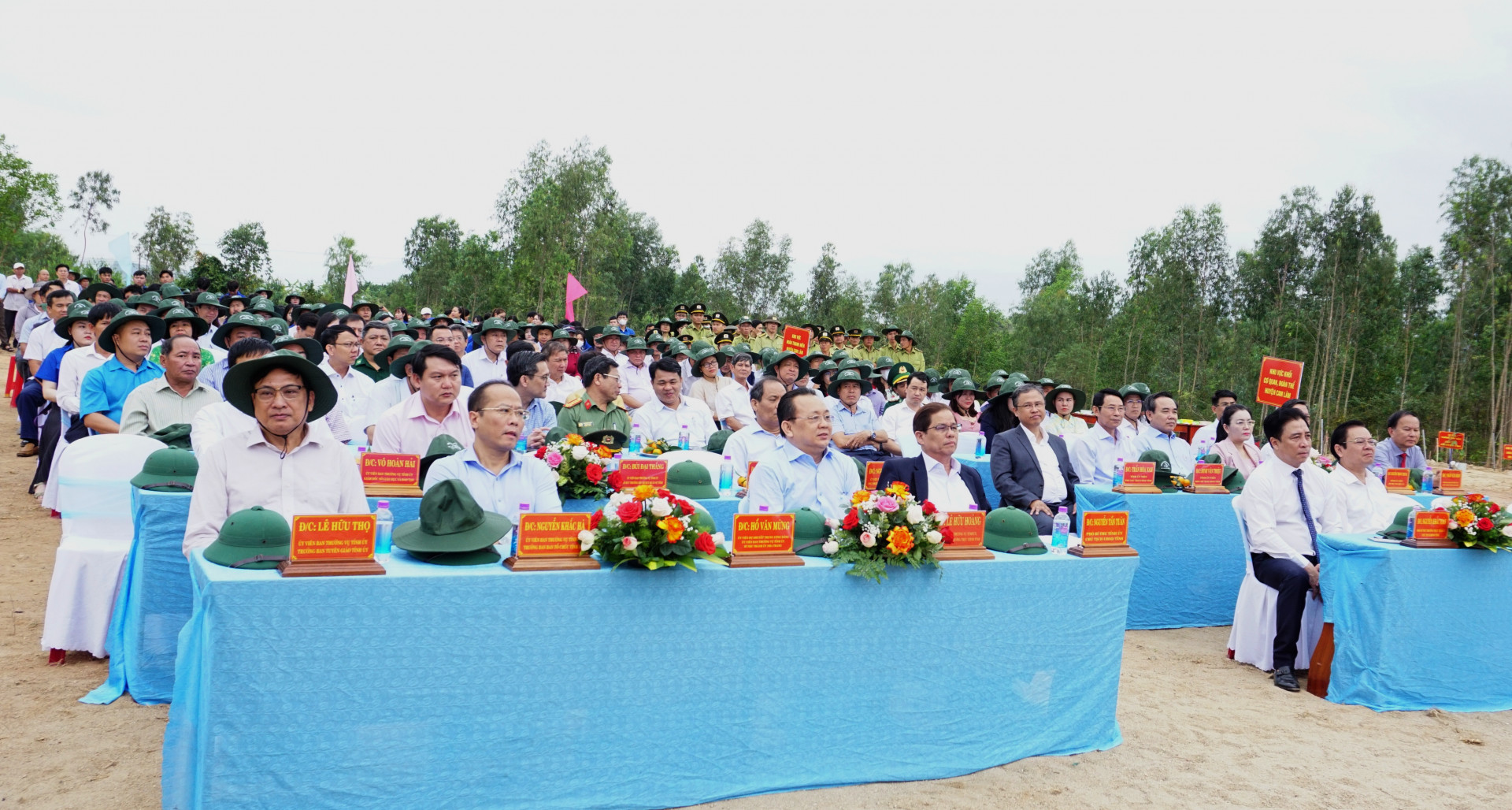 Các đại biểu về dự lễ phát động Tết trồng cây đời đời nhớ ơn Bác Hồ Xuân Giáp Thìn 2024