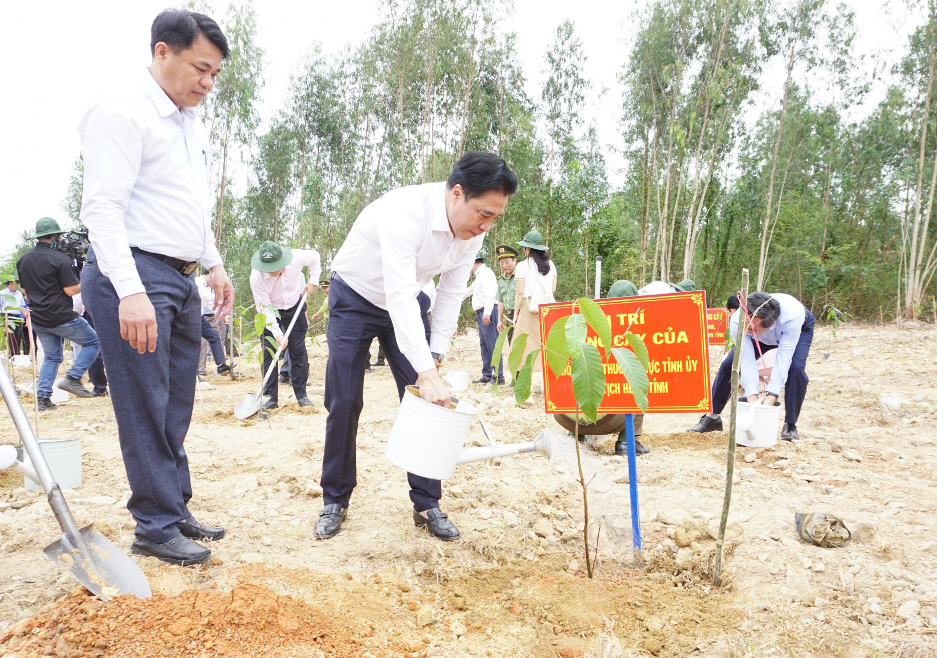 Ông Nguyễn Khắc Toàn trồng cây xanh tại lễ phát động