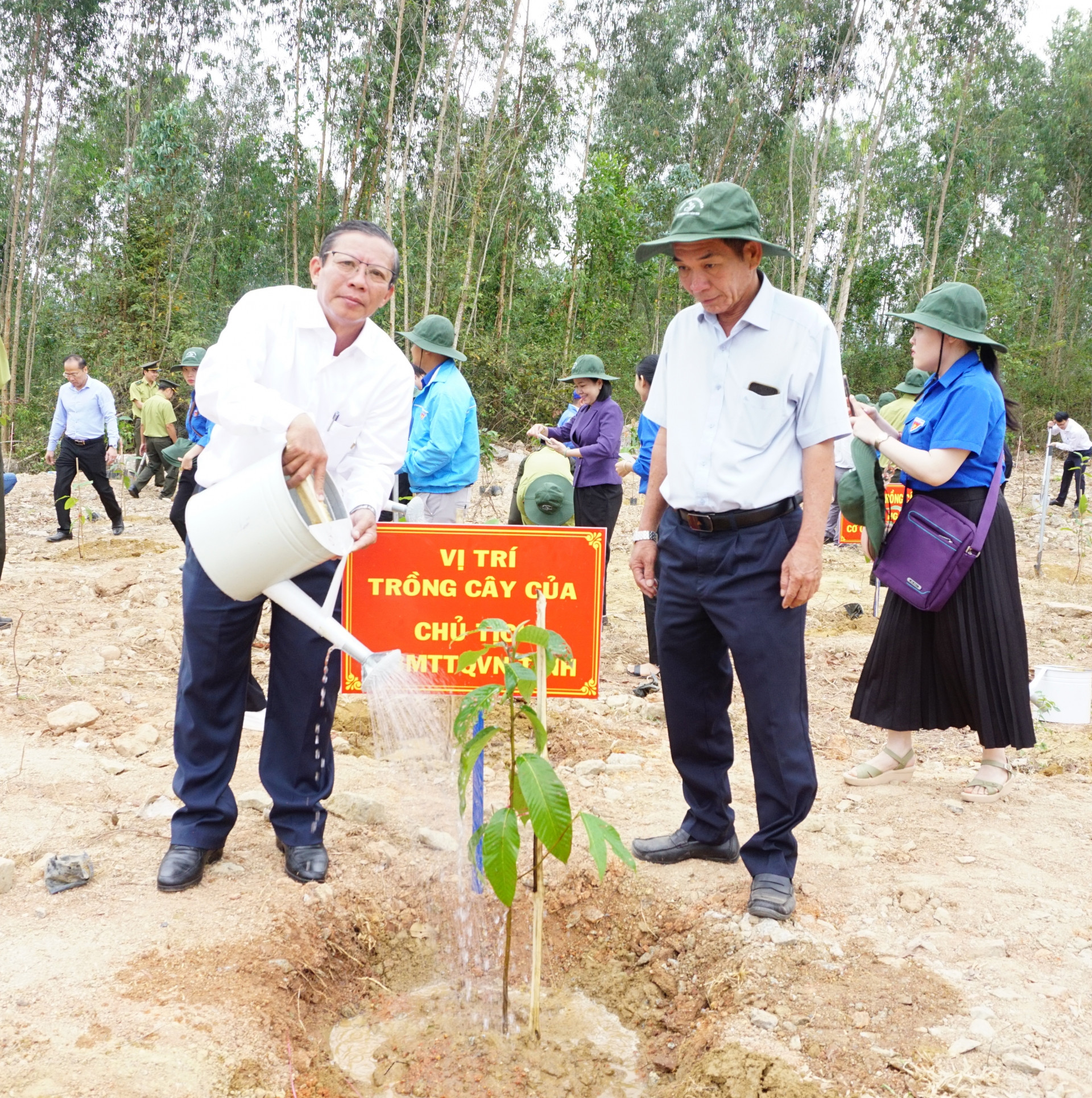 Ông Trần Ngọc Thanh - Chủ tịch Ủy ban MTTQ Việt Nam tỉnh tưới chăm sóc cây xanh mới trồng
