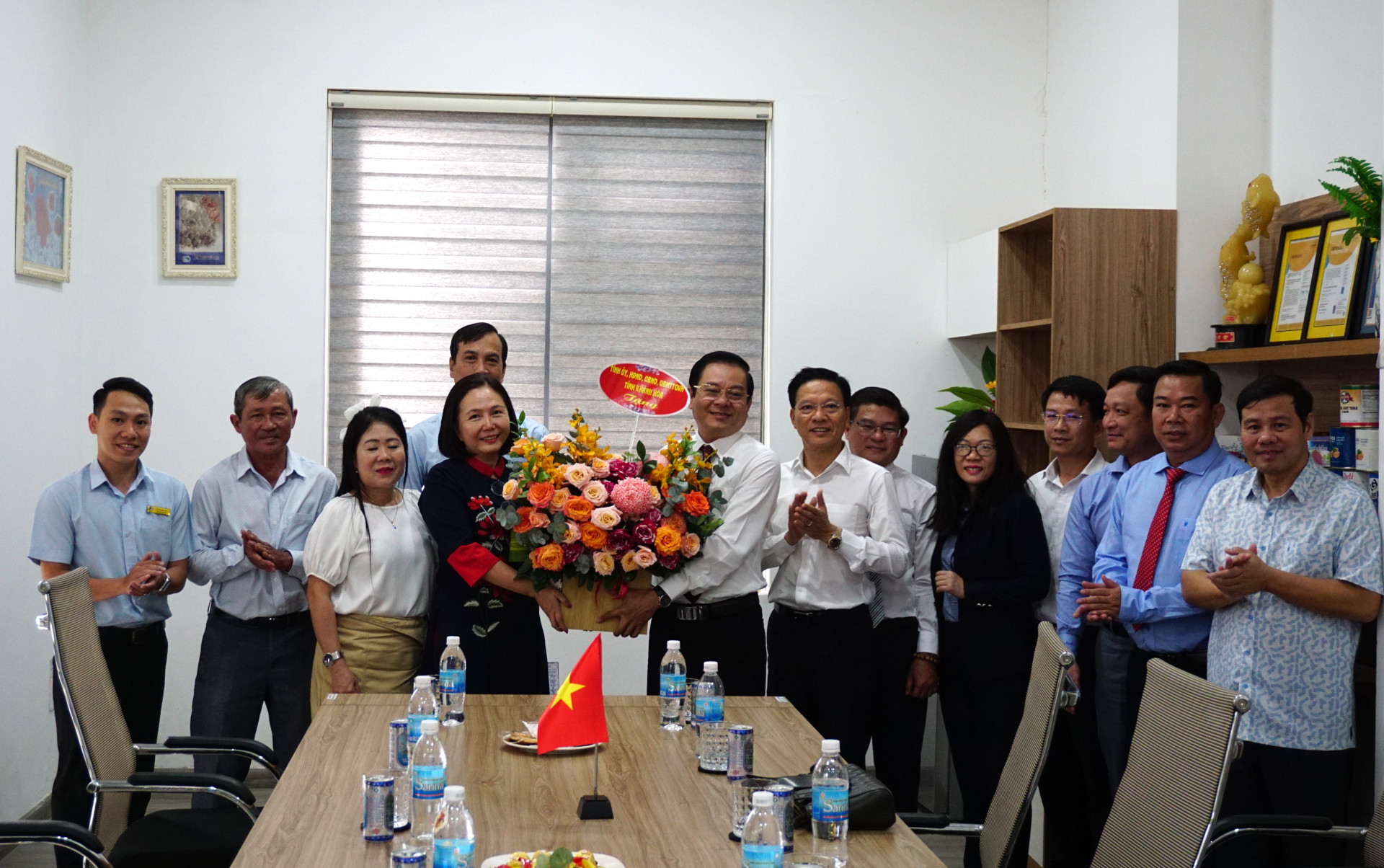 Đồng chí Trần Mạnh Dũng tặng hoa cho Công ty TNHH Tín Thịnh