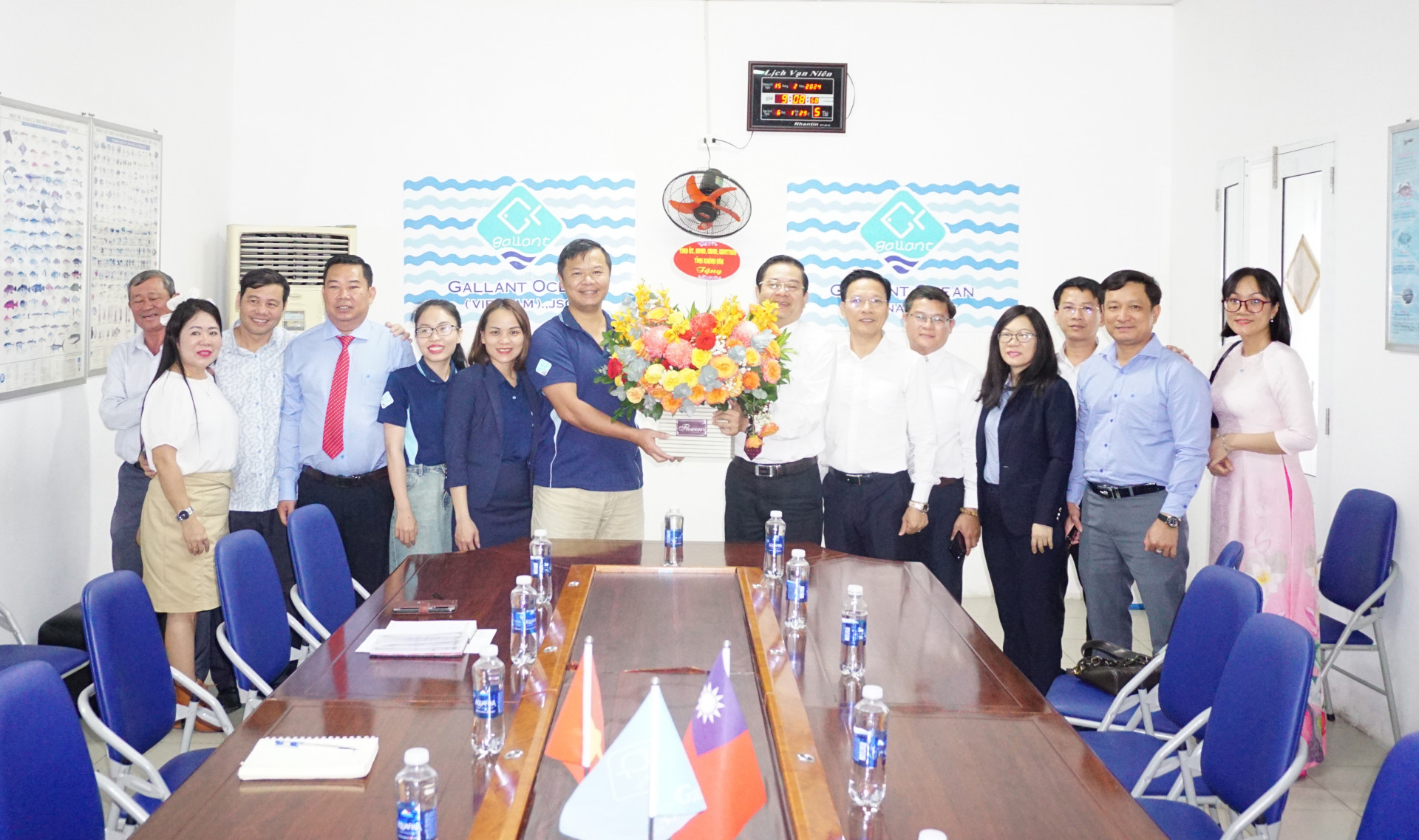 Đồng chí Trần Mạnh Dũng tặng hoa cho tập thể lãnh đạo Công ty Cổ phần Gallant Ocean VN