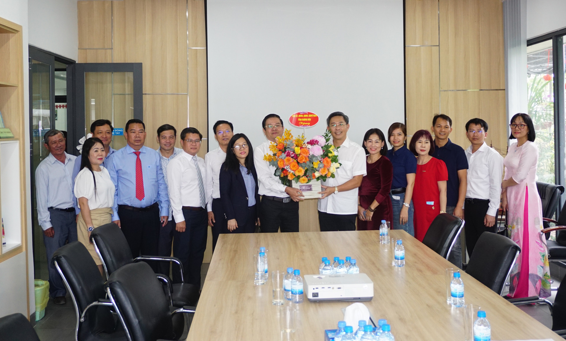 Đồng chí Trần Mạnh Dũng tặng hoa cho Công ty TNHH Cá ngừ Việt Nam