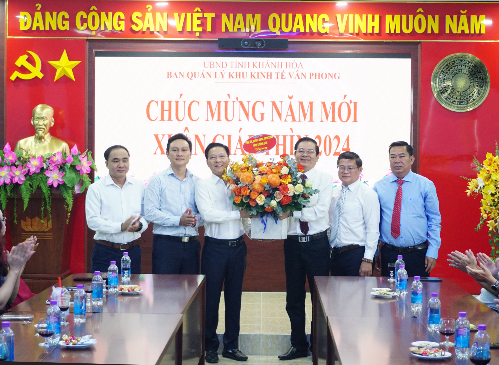 Đồng chí Trần Mạnh Dũng tặng hoa cho tập thể Ban Quản lý Khu Kinh tế Vân Phong