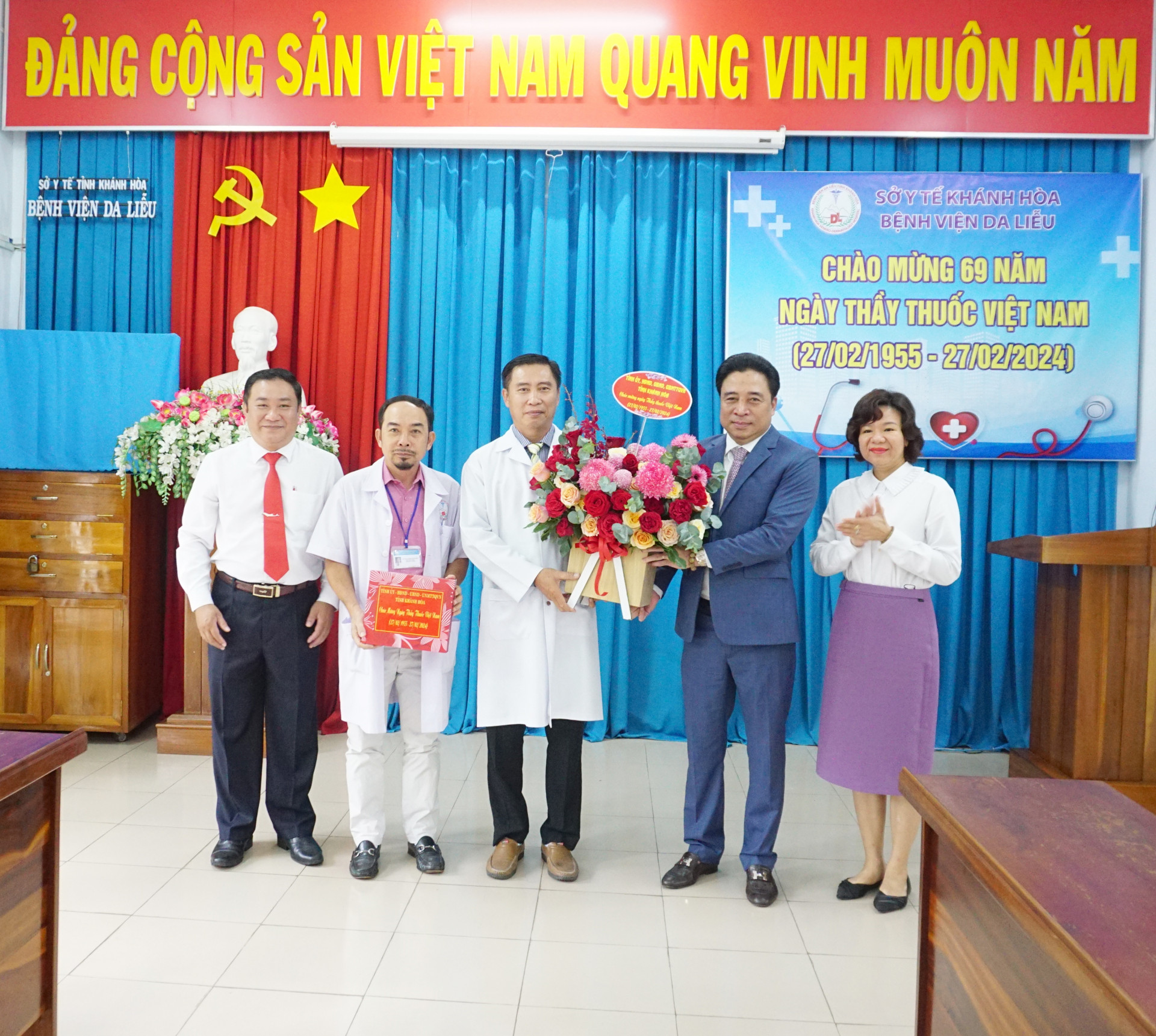 Ông Nguyễn Khắc Toàn tặng hoa và quà cho tập thể Bệnh viện Da liễu Khánh Hòa