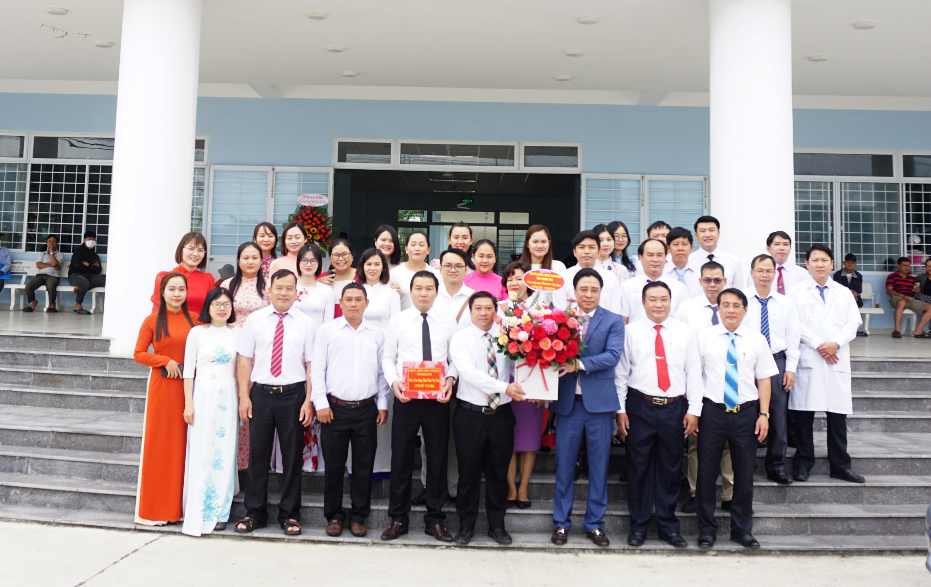 Đồng chí Nguyễn Khắc Toàn tặng hoa và chụp hình lưu niệm cùng tập thể cán bộ, y, bác sĩ, nhân viên Bệnh viện Ung bướu