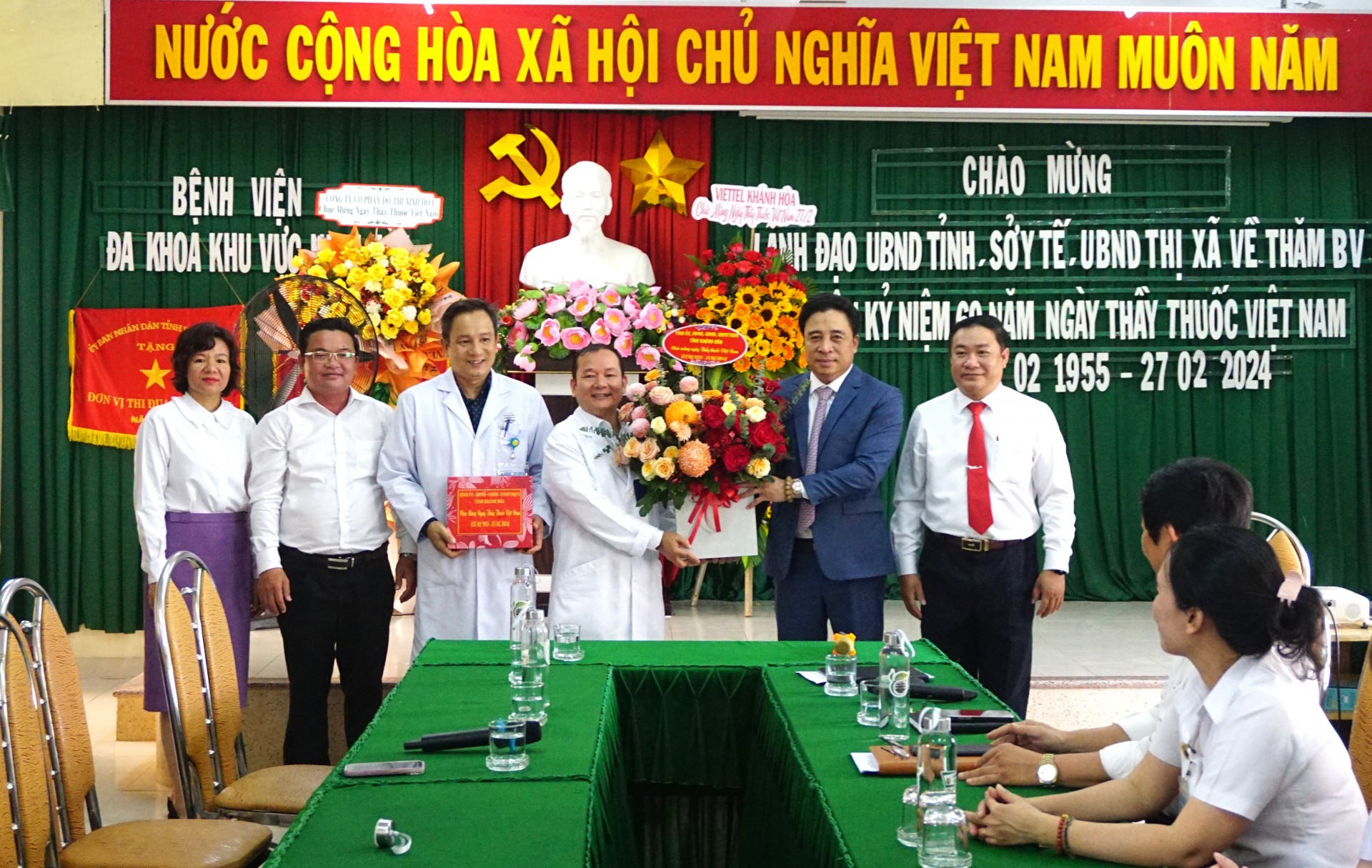 Đồng chí Nguyễn Khắc Toàn tặng hoa và quà cho tập thể Bệnh viện Đa khoa khu vực Ninh Hòa