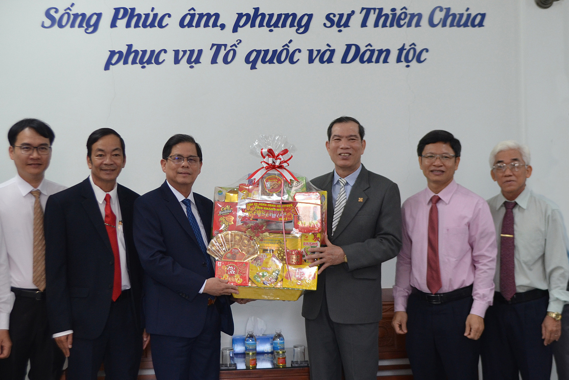 Ông Nguyễn Tấn Tuân- Phó Bí thư Tỉnh ủy, Chủ tịch UBND tỉnh Khánh Hòa tặng quà Ban Đại diện Tin lành tỉnh.