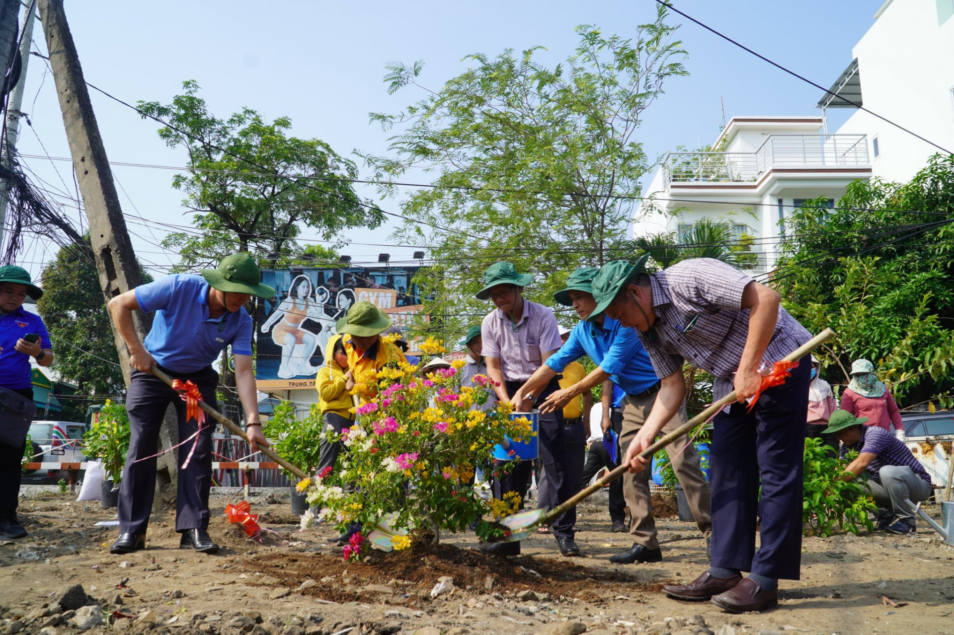 Trồng, chăm sóc hoa tại khu vực ga Nha Trang.