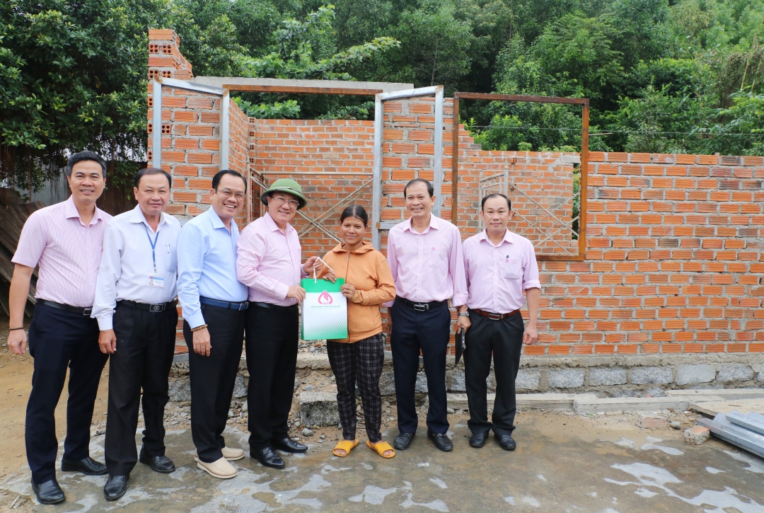 General Director of Vietnam Bank for Social Policies Duong Quyet Thang gave a gift to a loan household in Giang Ly commune, Khanh Vinh district.