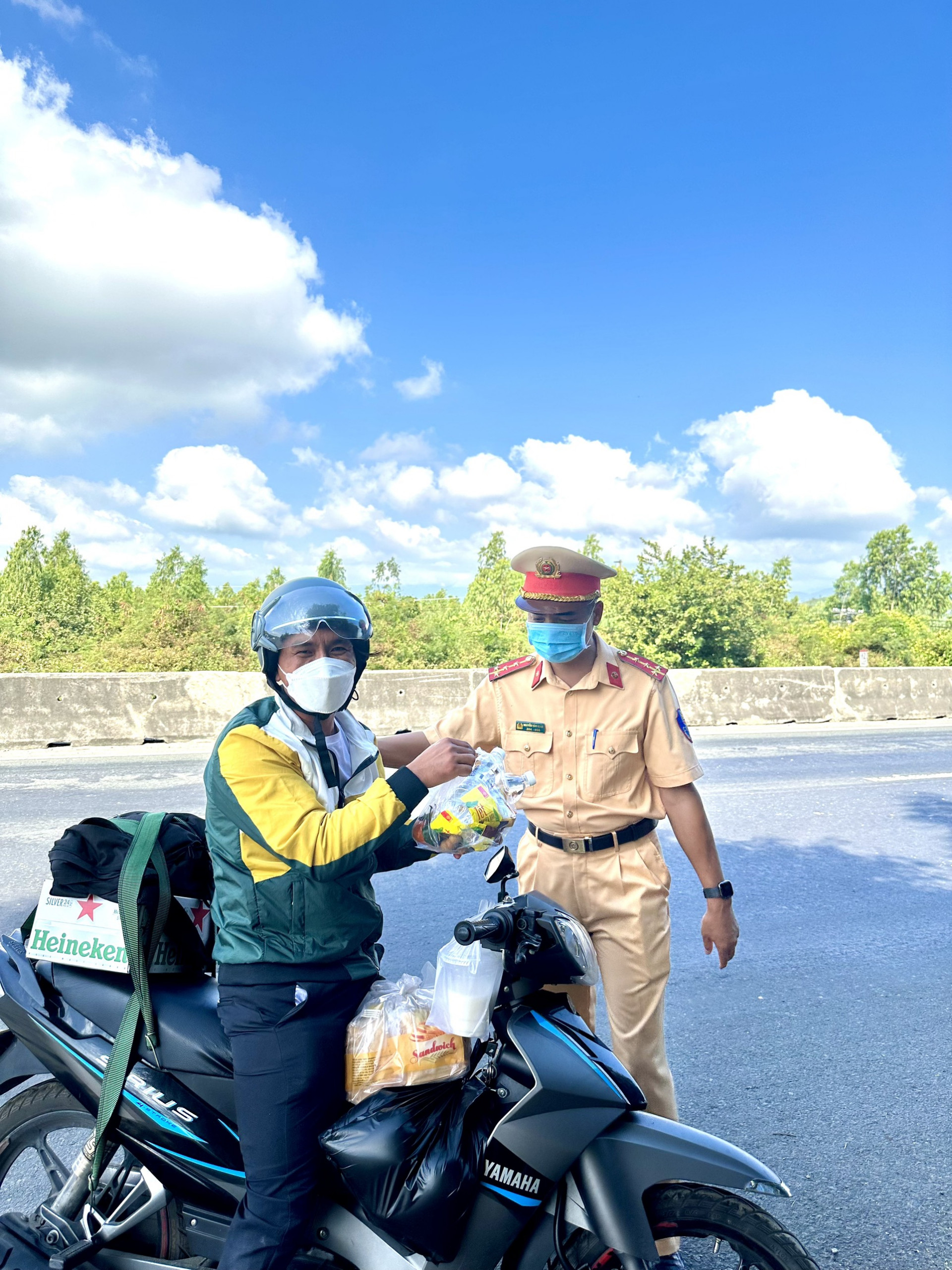 Lực lượng cảnh sát giao thông tại TP. Cam Ranh tiếp sức người dân về quê ăn Tết