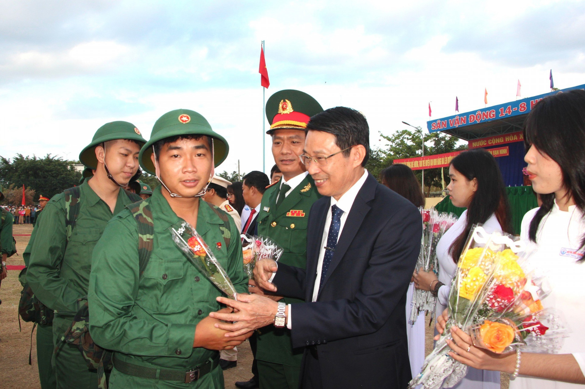 Ông Đinh Văn Thiệu - Phó Chủ tịch UBND tỉnh tặng hoa, động viên thanh niên huyện Vạn Ninh lên đường nhập ngũ.