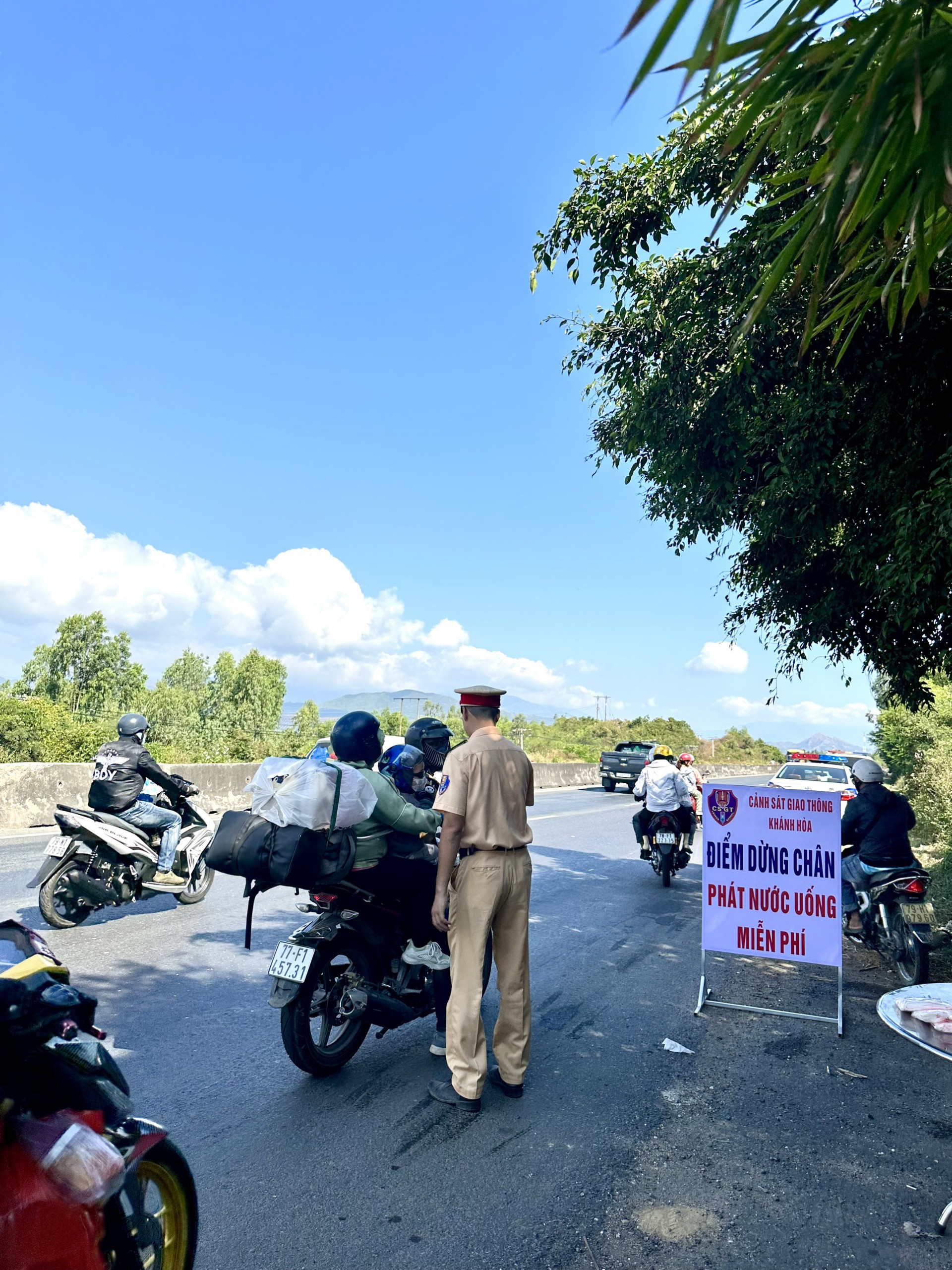 Rất nhiều người dân chạy từ các tỉnh Bình Dương, Đồng Nai, TP. Hồ Chí Minh trên đường về Bình Định, Quảng Ngãi... đã ghé điểm dừng chân của CSGT Khánh Hòa để nhận hỗ trợ
