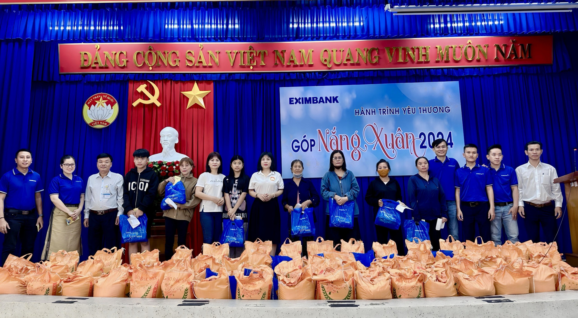 Đại diện Eximbank Chi nhánh Khánh Hòa trao quà cho người dân ở phường Phước Long, TP. Nha Trang. 