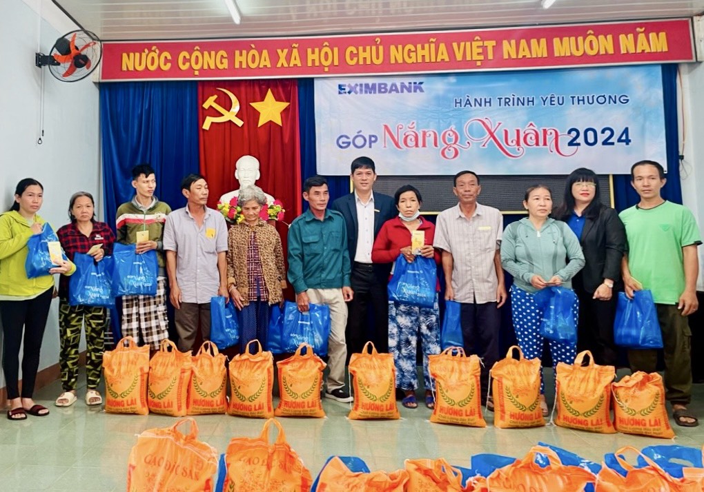 Đại diện Eximbank Chi nhánh Khánh Hòa trao quà cho người dân ở phường xã Suối Hiệp, huyện Diên Khánh.